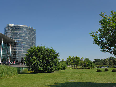Gläserne Manufaktur mit Wiese