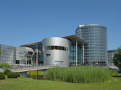 Fotos Gläserne Manufaktur mit Wiese