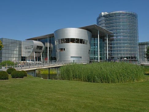 Foto Gläserne Manufaktur mit Wiese - Dresden