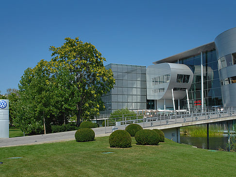 Fotos Gläserne Manufaktur mit Wiese