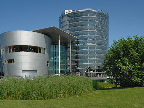 Fotos Gläserne Manufaktur mit Wiese
