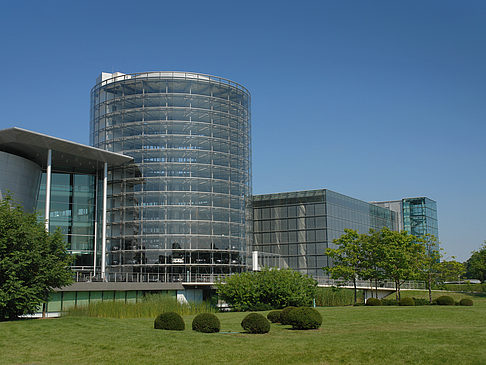 Fotos Gläserne Manufaktur mit Wiese
