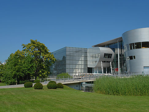 Fotos Gläserne Manufaktur mit Wiese | Dresden