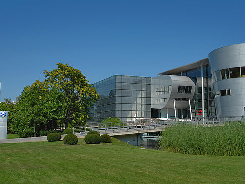 Foto Gläserne Manufaktur mit Wiese