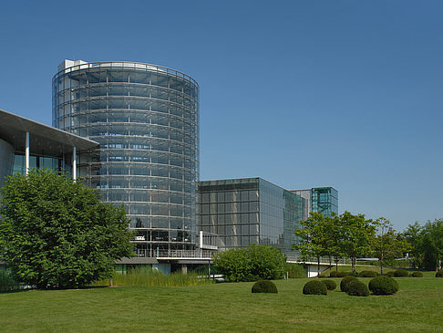 Gläserne Manufaktur mit Wiese Foto 