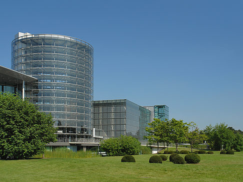 Fotos Gläserne Manufaktur mit Wiese