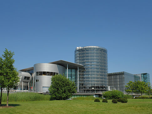 Foto Gläserne Manufaktur mit Wiese
