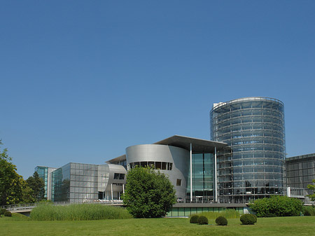 Fotos Gläserne Manufaktur mit Wiese