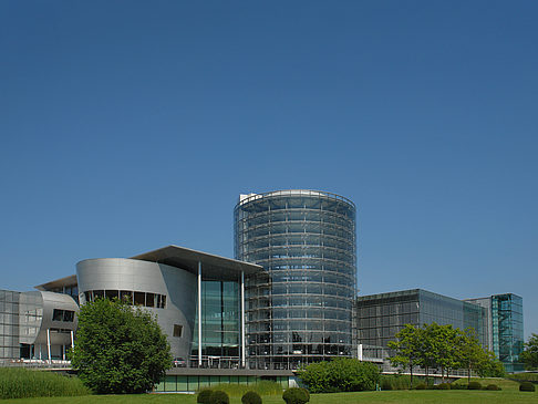 Fotos Gläserne Manufaktur mit Wiese