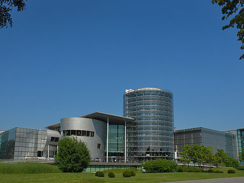 Fotos Gläserne Manufaktur mit Wiese
