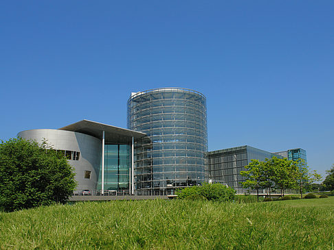 Foto Gläserne Manufaktur mit Wiese