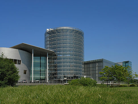 Gläserne Manufaktur mit Wiese Fotos