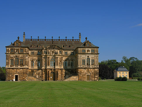 Foto Palais mit Wiese