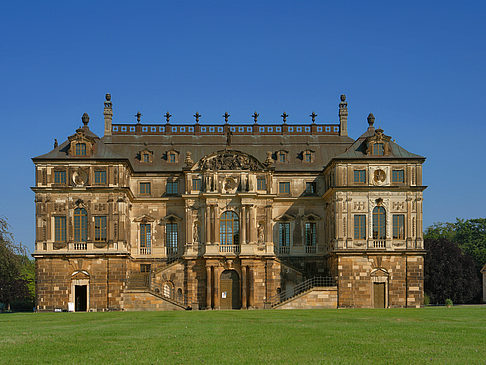 Palais mit Wiese Foto 