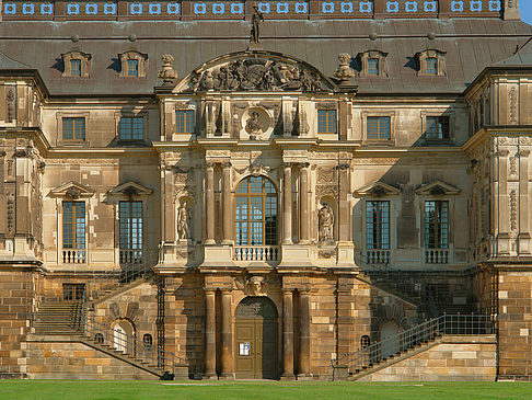 Palais mit Wiese Foto 