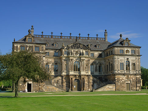 Palais mit Wiese Fotos