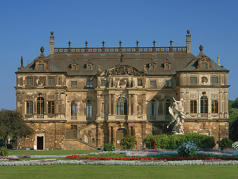 Palais mit Wiese Fotos