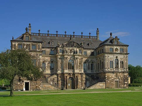Palais mit Wiese Foto 