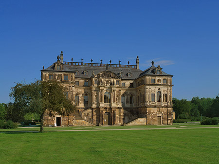 Palais mit Wiese Foto 
