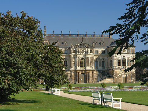 Palais zwischen Bäumen Foto 