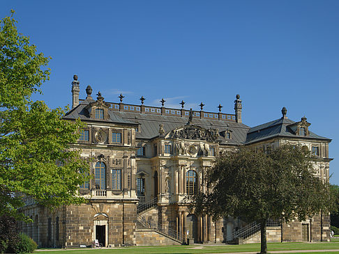 Palais zwischen Bäumen Fotos