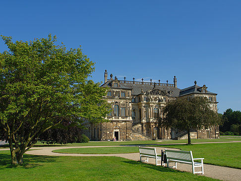 Palais zwischen Bäumen Foto 