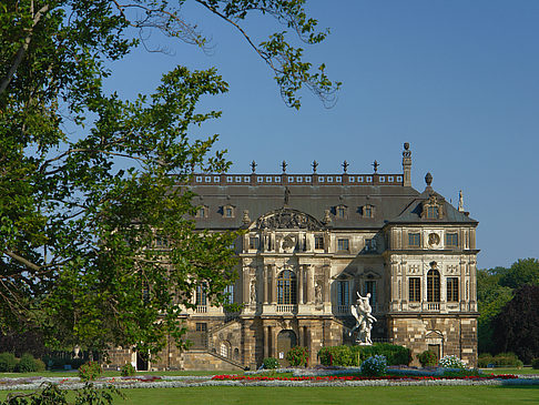 Palais zwischen Bäumen Fotos
