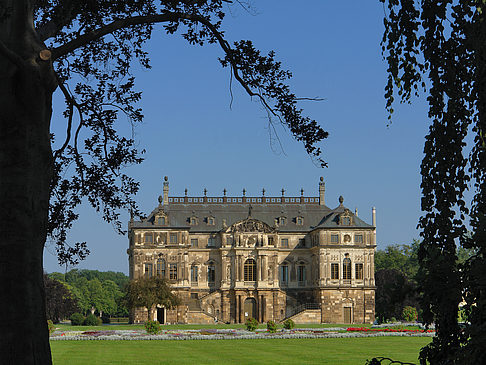 Fotos Palais zwischen Bäumen