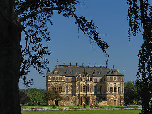 Foto Palais zwischen Bäumen