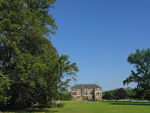 Palais zwischen Bäumen Foto 