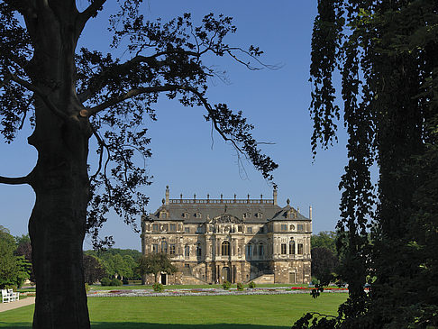 Palais zwischen Bäumen Foto 