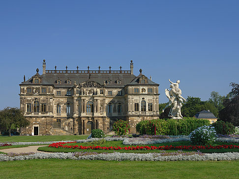 Fotos Statue vor dem Palais