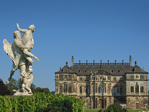 Foto Statue vor dem Palais