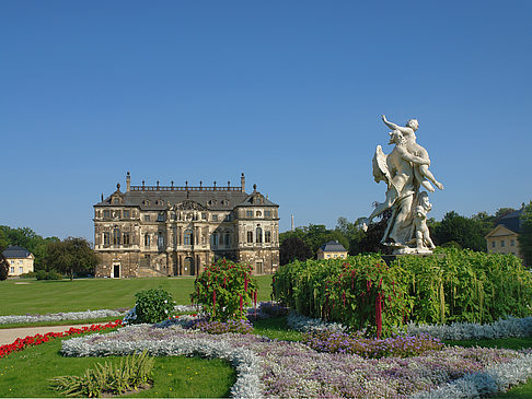Statue vor dem Palais
