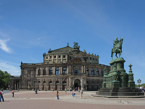 König-Johann-Statue mit Semperoper Fotos