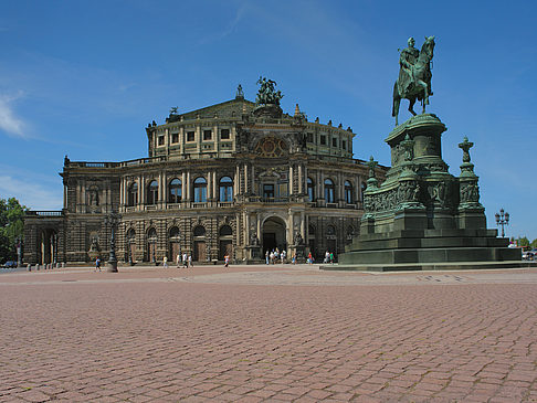 König-Johann-Statue mit Semperoper Fotos