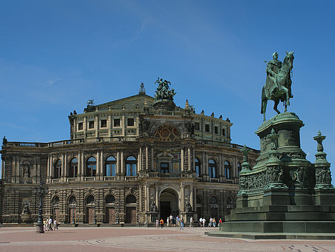 Foto König-Johann-Statue mit Semperoper - Dresden