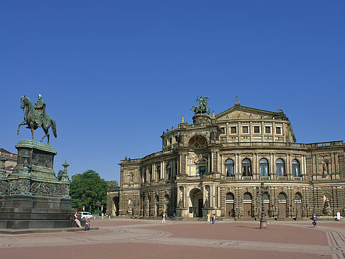 König-Johann-Statue mit Semperoper