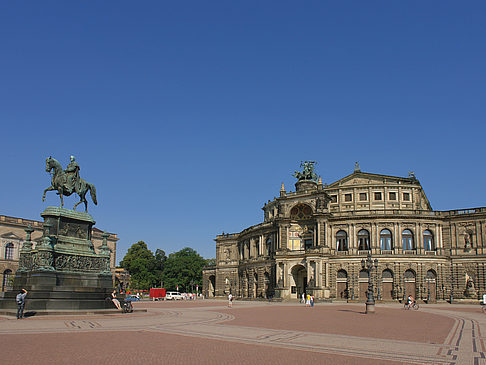 Foto König-Johann-Statue mit Semperoper