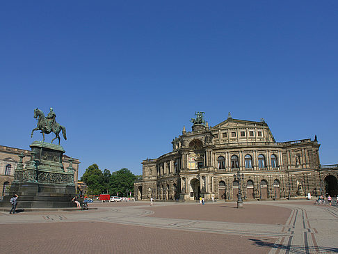 Foto König-Johann-Statue mit Semperoper