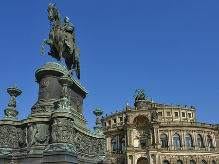König-Johann-Statue mit Semperoper Fotos