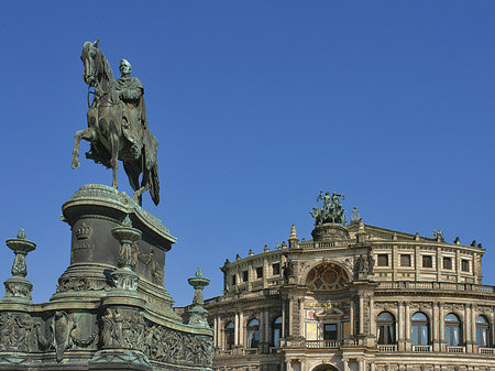 König-Johann-Statue mit Semperoper