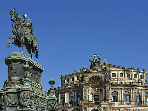 König-Johann-Statue mit Semperoper Foto 
