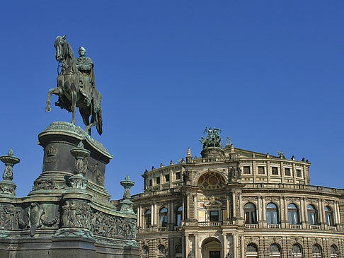 Foto König-Johann-Statue mit Semperoper - Dresden