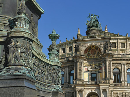 König-Johann-Statue mit Semperoper Foto 