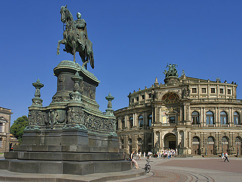 König-Johann-Statue mit Semperoper