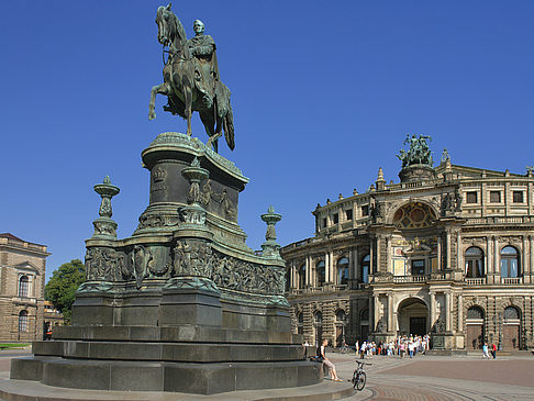 König-Johann-Statue mit Semperoper Foto 