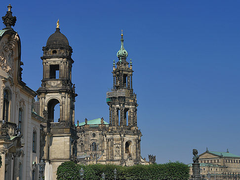 Oberlandesgericht mit Hofkirche Fotos