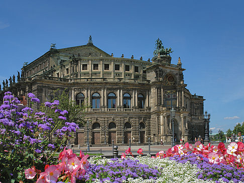 Fotos Semperoper mit Blumen