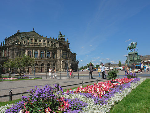 Foto Semperoper mit Blumen